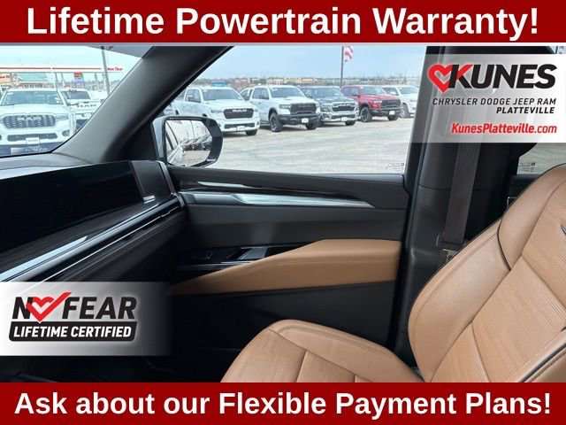 Used 2025 Cadillac Escalade Premium Luxury AWD/4WD image 32