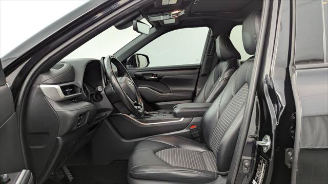 Used 2023 Toyota Highlander XSE FWD image 14