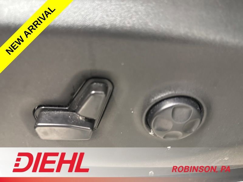 Used 2023 Chrysler Pacifica Limited w/ Uconnect Theater Family Group image 22