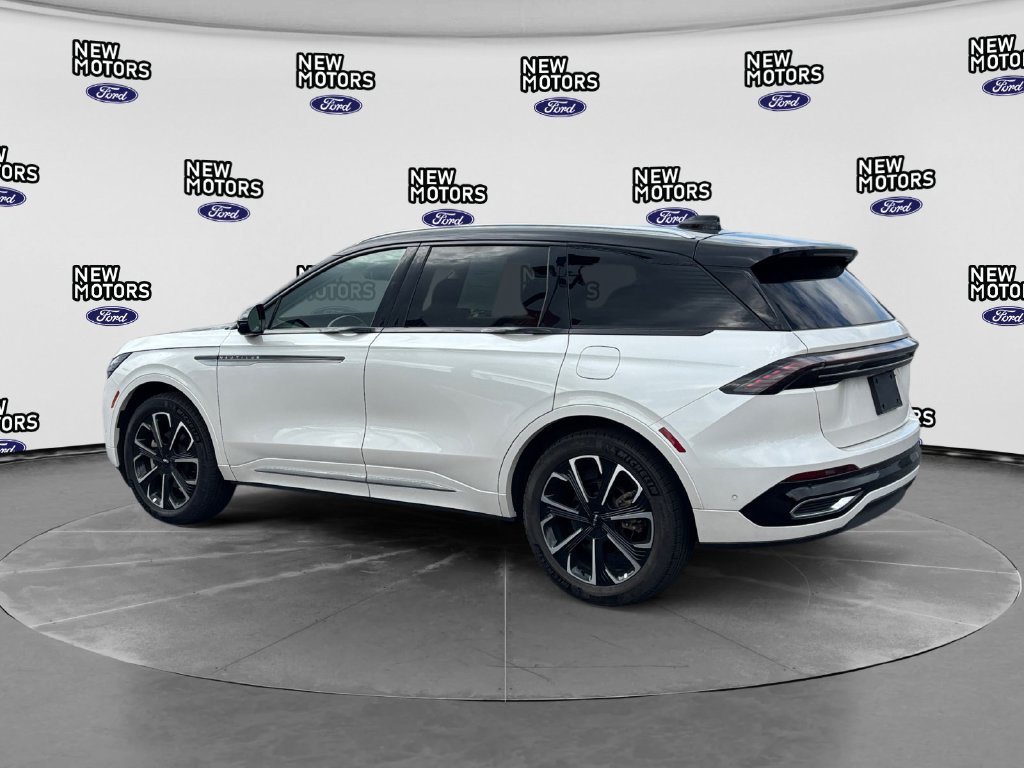 Used 2024 Lincoln Nautilus Reserve AWD/4WD image 3