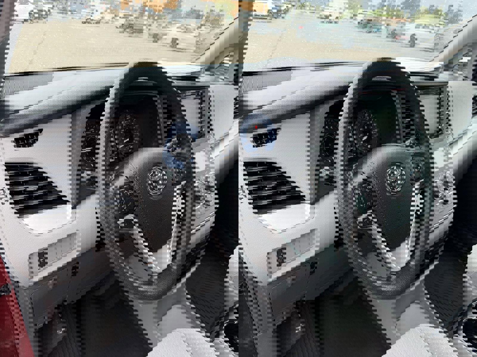 Used 2018 Toyota Sienna LE w/ Carpet Mat Package image 34