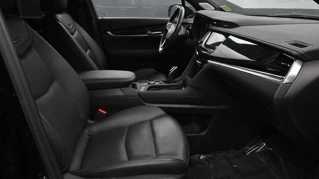 Certified 2025 Cadillac XT6 Premium Luxury FWD image 2