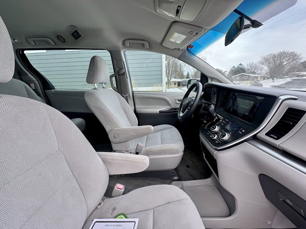 Used 2017 Toyota Sienna L image 19