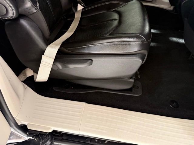 Used 2022 Chrysler Pacifica Touring-L image 41