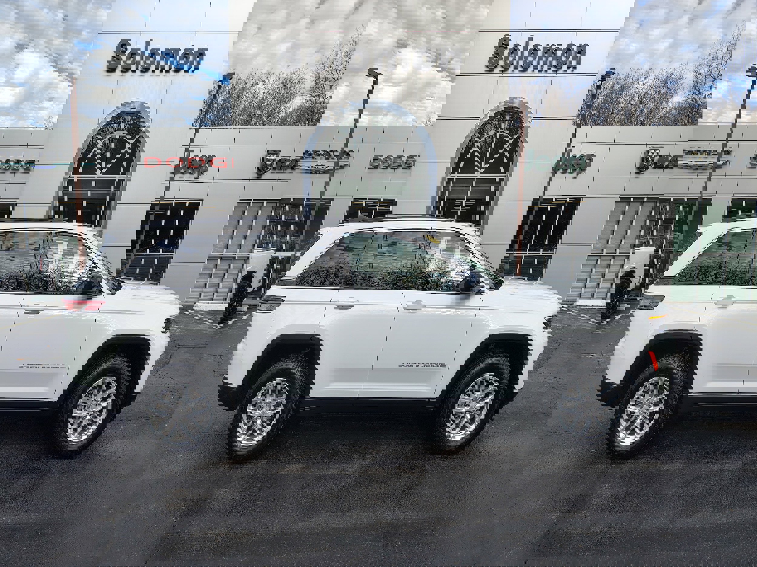 Certified 2025 Jeep Grand Cherokee Laredo X w/ Luxury Tech Group I