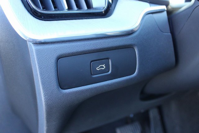 Used 2025 Volvo XC60 B5 Plus image 16