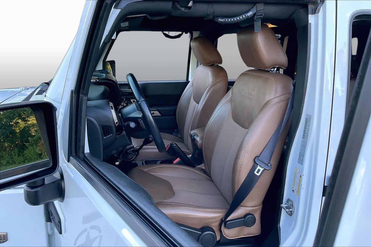 Used 2017 Jeep Wrangler Unlimited Sahara AWD/4WD image 7