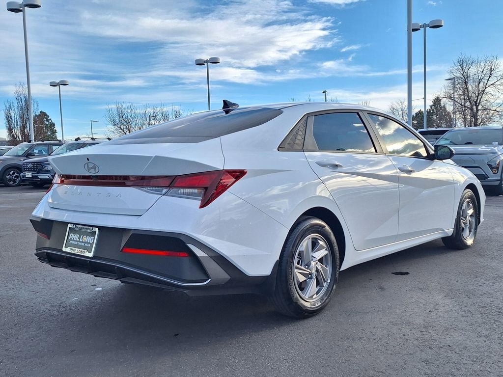 Certified 2025 Hyundai Elantra SE image 3