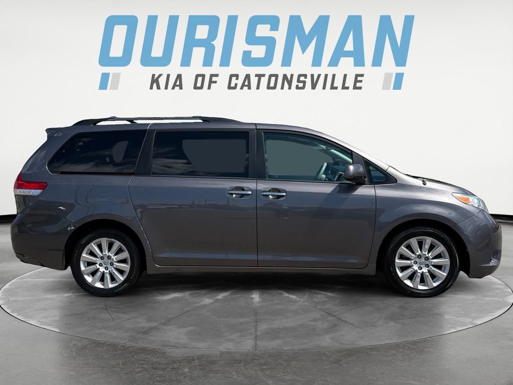 Used 2014 Toyota Sienna XLE w/ Entertainment Package image 7