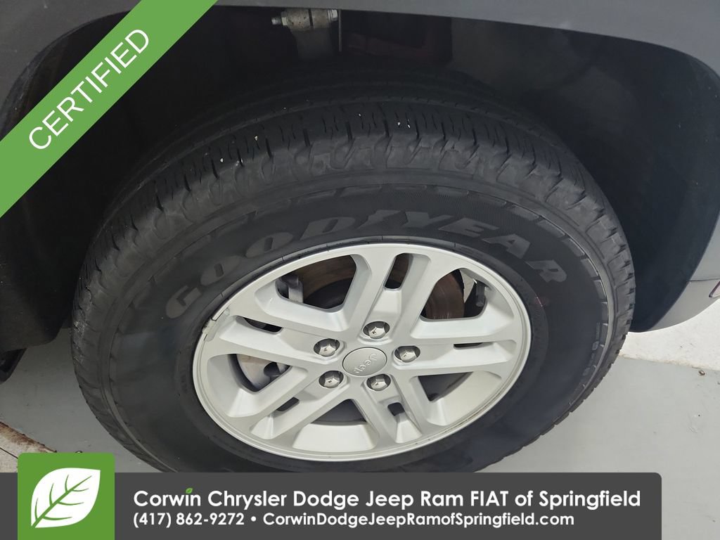 Used 2023 Jeep Grand Cherokee Laredo w/ Luxury Tech Group I AWD/4WD image 31