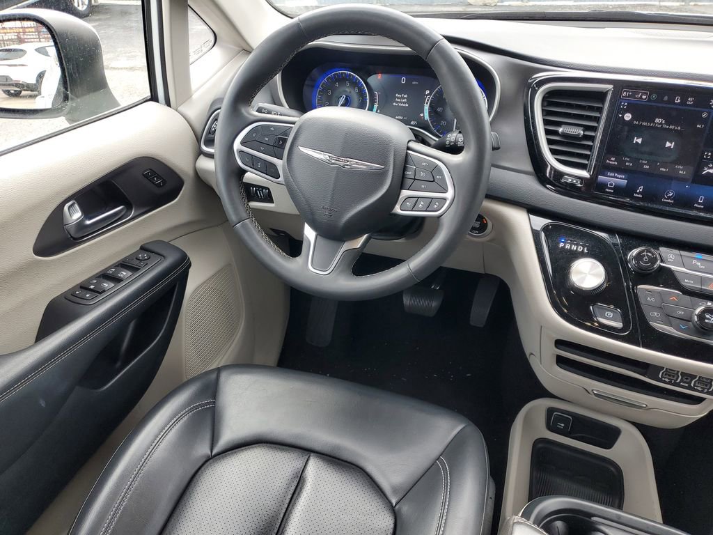 Used 2023 Chrysler Pacifica Touring-L FWD image 13