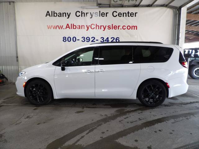 Certified 2025 Chrysler Pacifica Limited