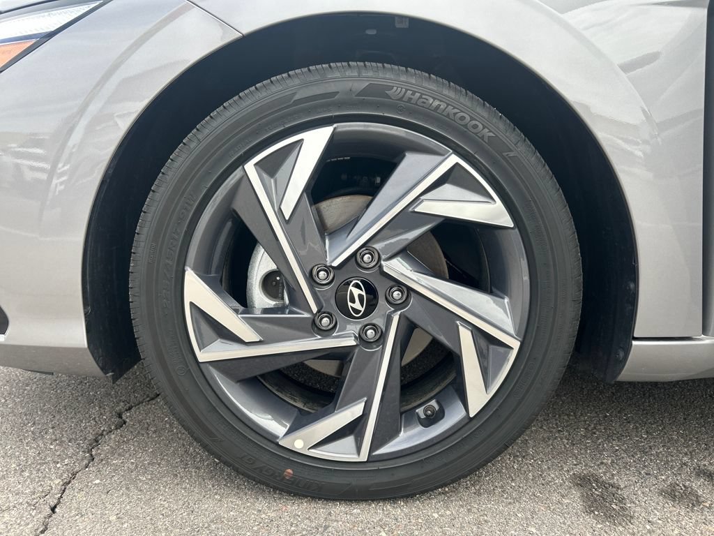 Used 2025 Hyundai Elantra Limited FWD image 29