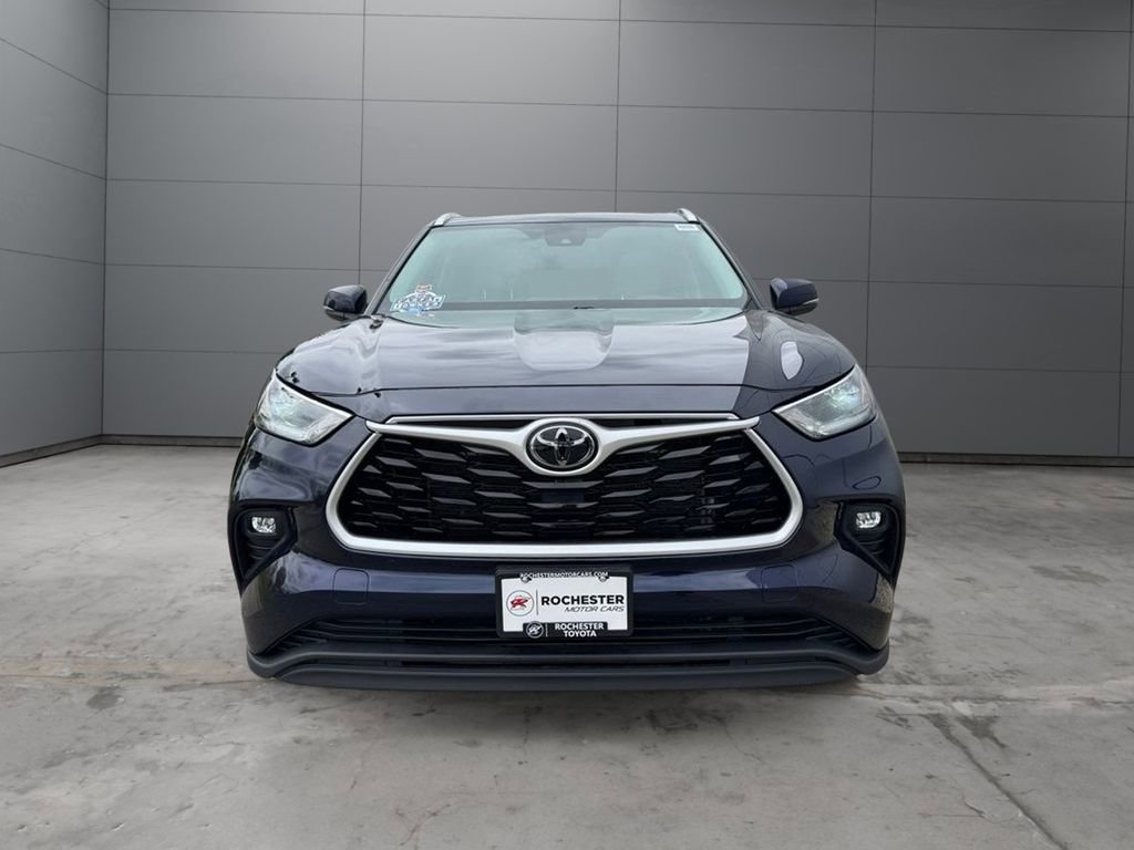 Used 2021 Toyota Highlander XLE AWD/4WD image 30