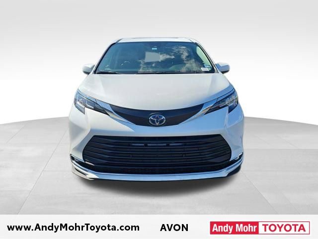 Used 2023 Toyota Sienna XLE image 3