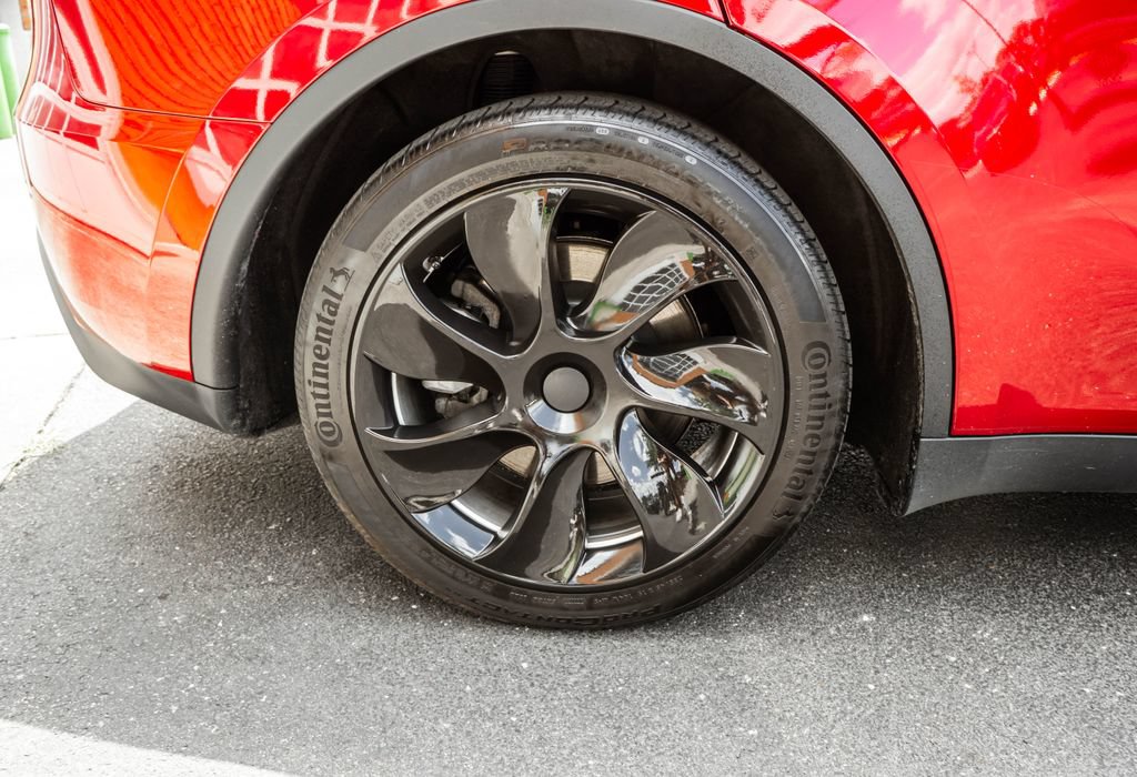 Used 2024 Tesla Model Y Long Range AWD/4WD image 29