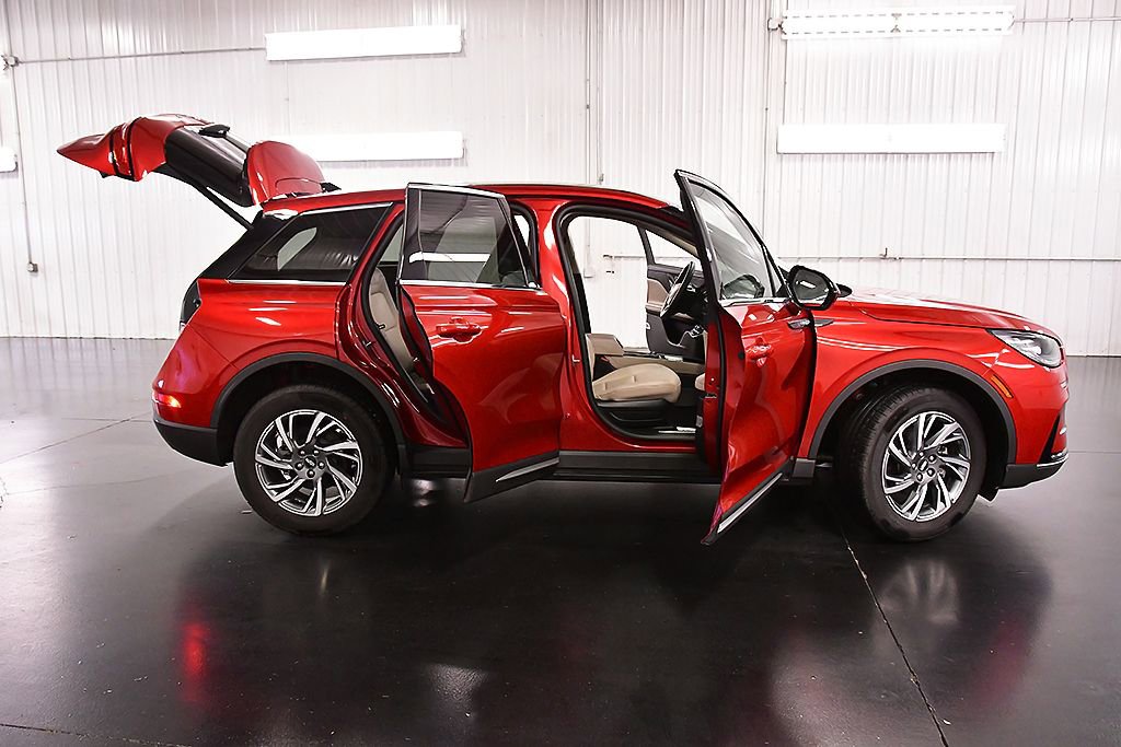 Used 2025 Lincoln Corsair AWD image 30