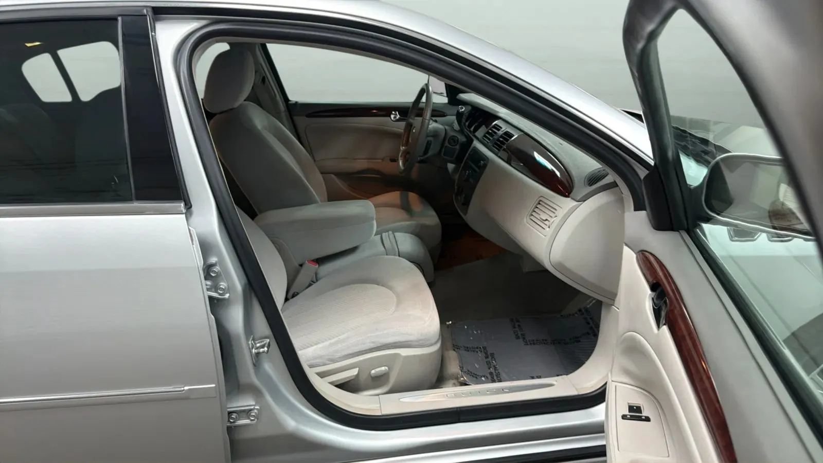 Used 2011 Buick Lucerne CX FWD image 19