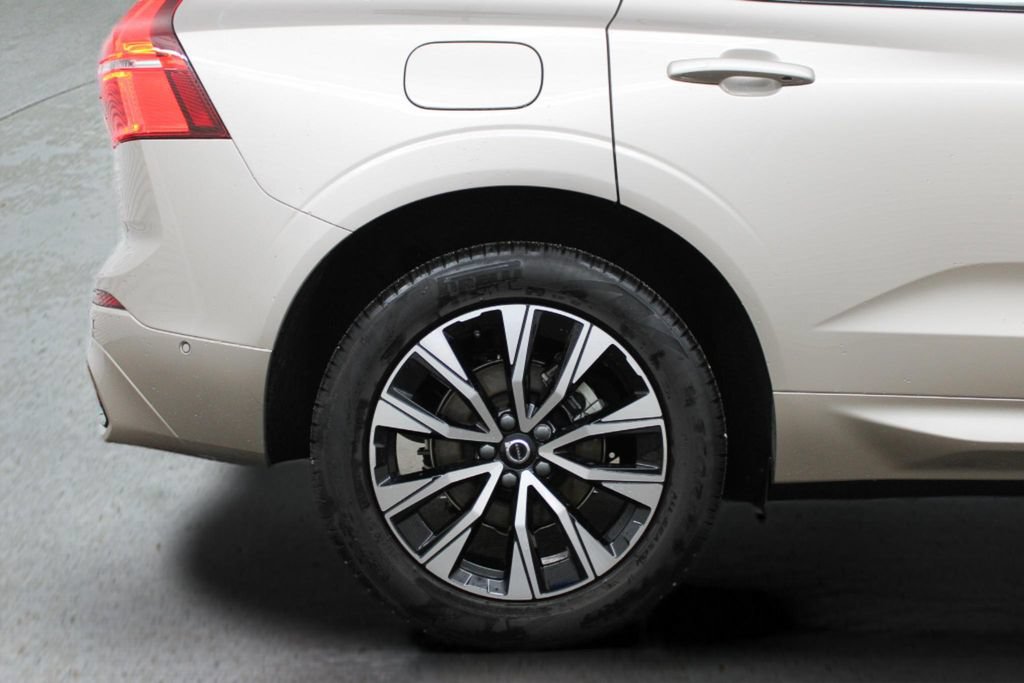 Used 2025 Volvo XC60 B5 Plus w/ Protection Package Premier AWD/4WD image 12