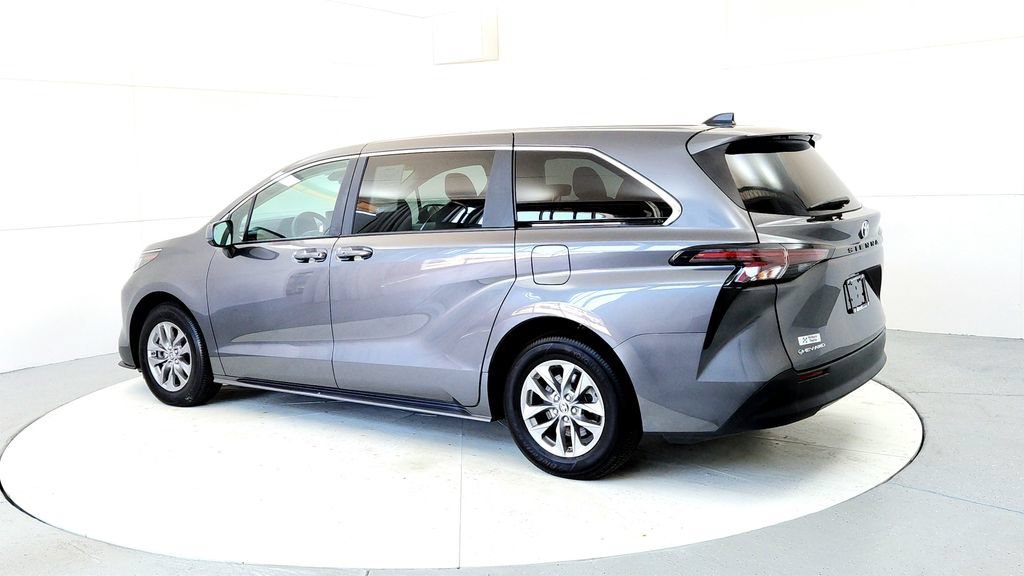 Certified 2025 Toyota Sienna LE AWD/4WD image 4