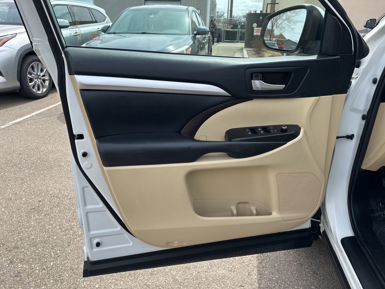 Used 2019 Toyota Highlander XLE AWD/4WD image 17