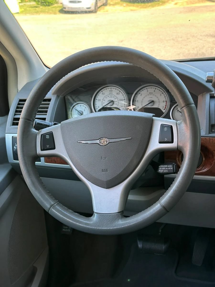 Used 2008 Chrysler Town & Country Touring FWD image 18