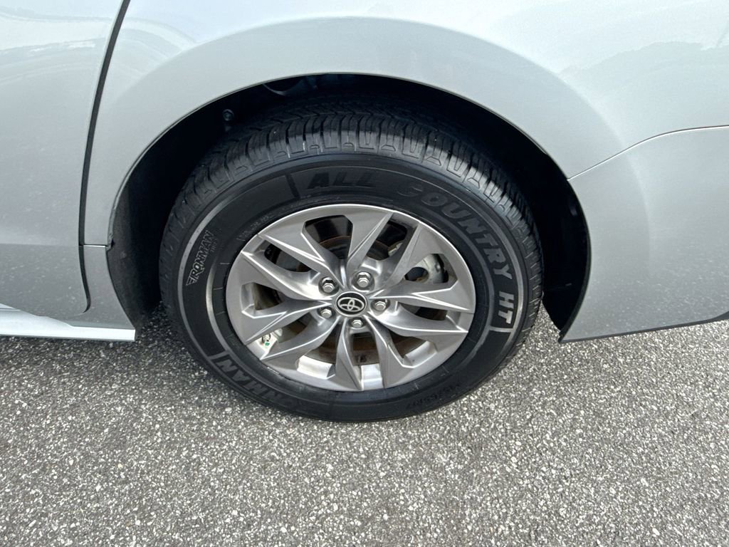 Used 2024 Toyota Sienna XLE image 19