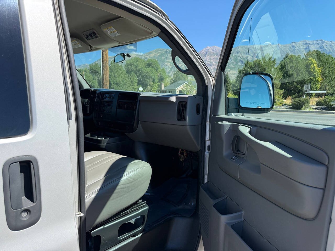 Used 2005 Chevrolet Express 2500 Passenger RWD image 16