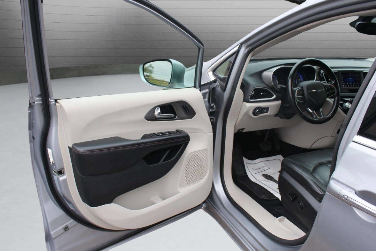 Used 2020 Chrysler Pacifica Touring-L FWD image 10