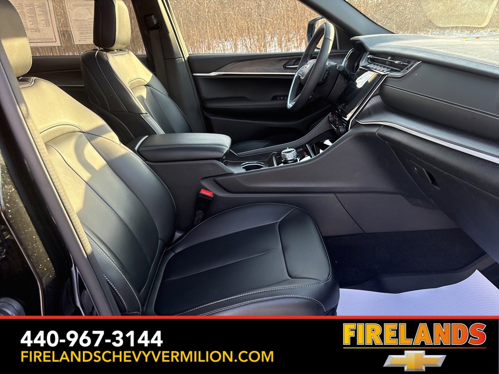 Used 2024 Jeep Grand Cherokee L Limited w/ Black Appearance Package image 30