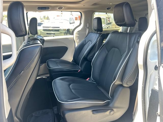 Used 2023 Chrysler Pacifica Limited w/ Uconnect Theater Family Group FWD image 12