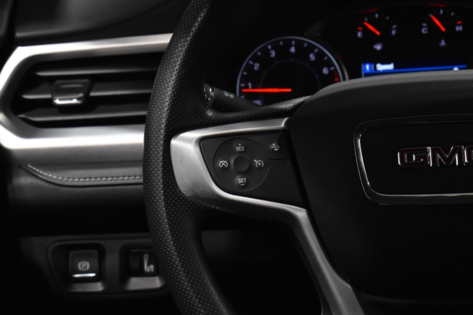 Used 2023 GMC Acadia SLE w/ Driver Convenience Package image 8