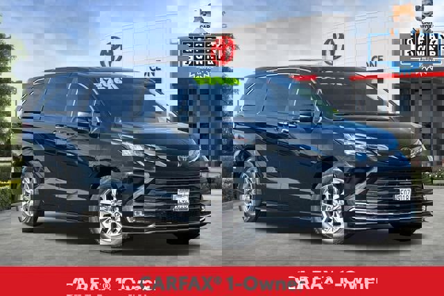 Used 2023 Toyota Sienna XLE image 2