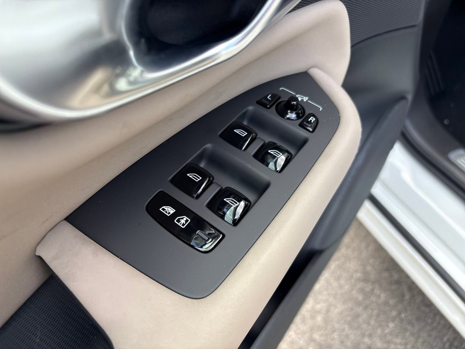 New 2026 Volvo XC90 B6 Plus w/ Protection Package Premier image 11