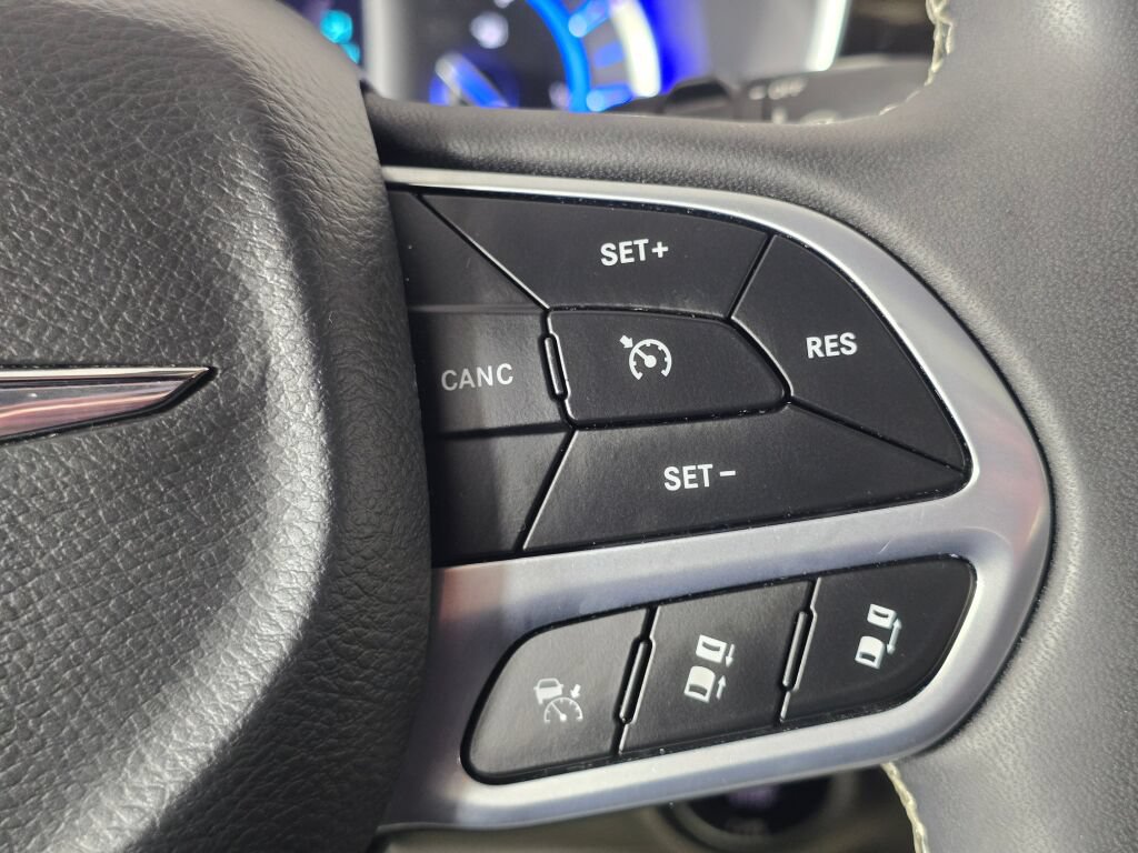 Used 2022 Chrysler Pacifica Limited w/ Uconnect Theater Family Group FWD image 34