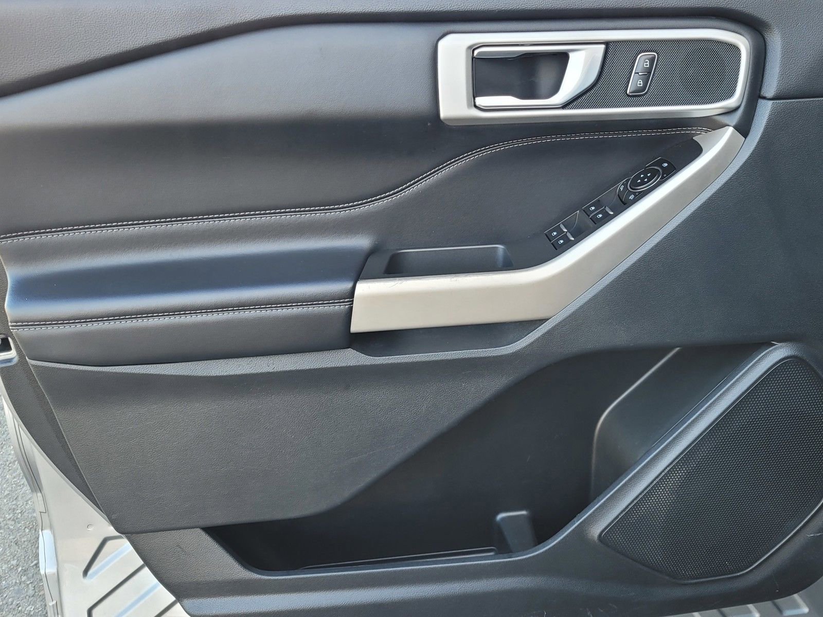 Used 2022 Ford Explorer XLT w/ Equipment Group 202A image 16