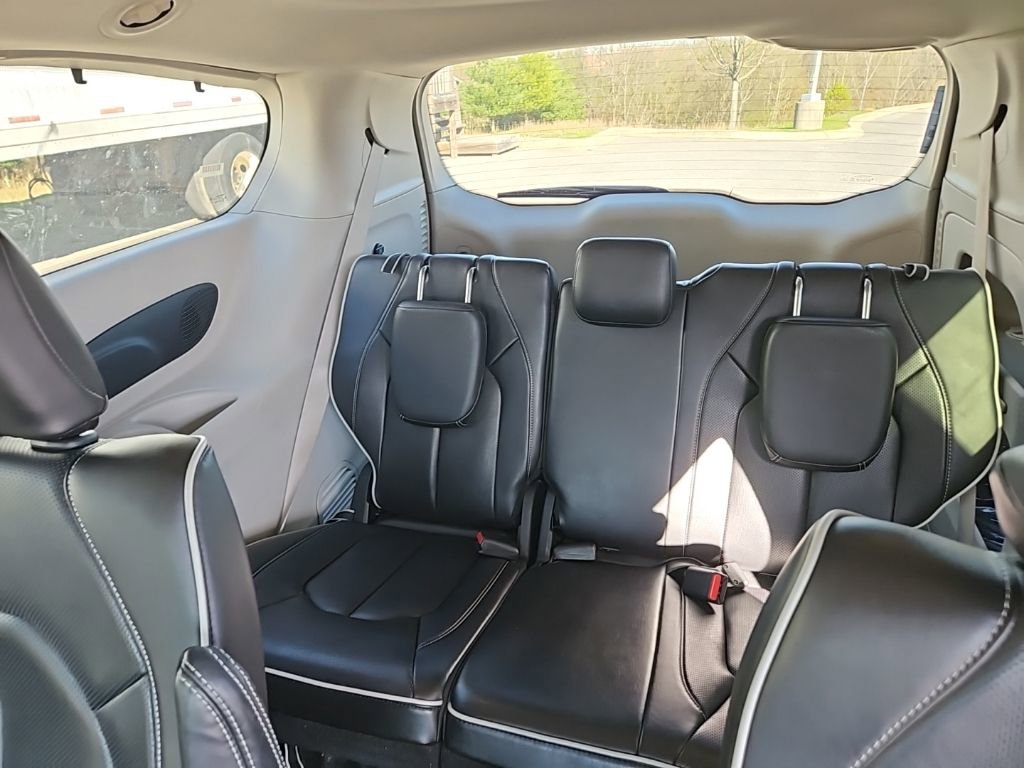 Used 2024 Chrysler Pacifica Limited image 14
