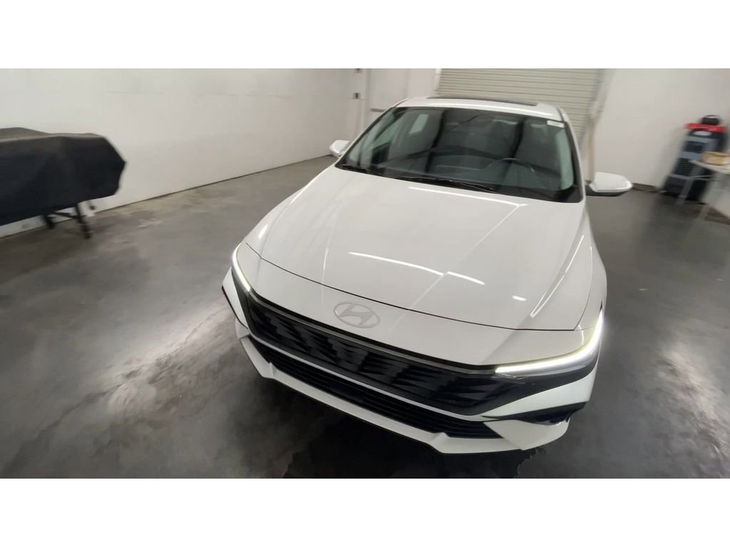 Used 2025 Hyundai Elantra SEL image 4