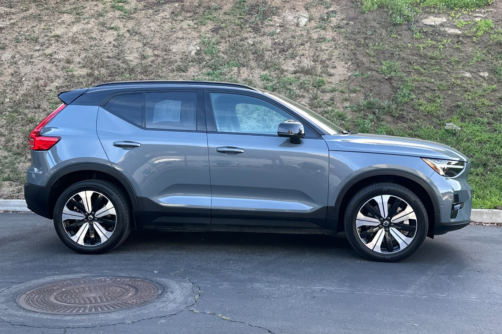 Certified 2023 Volvo XC40 Recharge Plus image 3