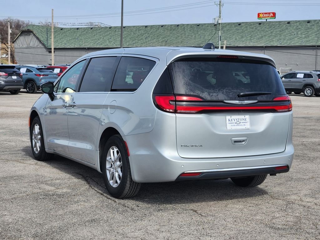 Used 2024 Chrysler Pacifica Touring-L image 7