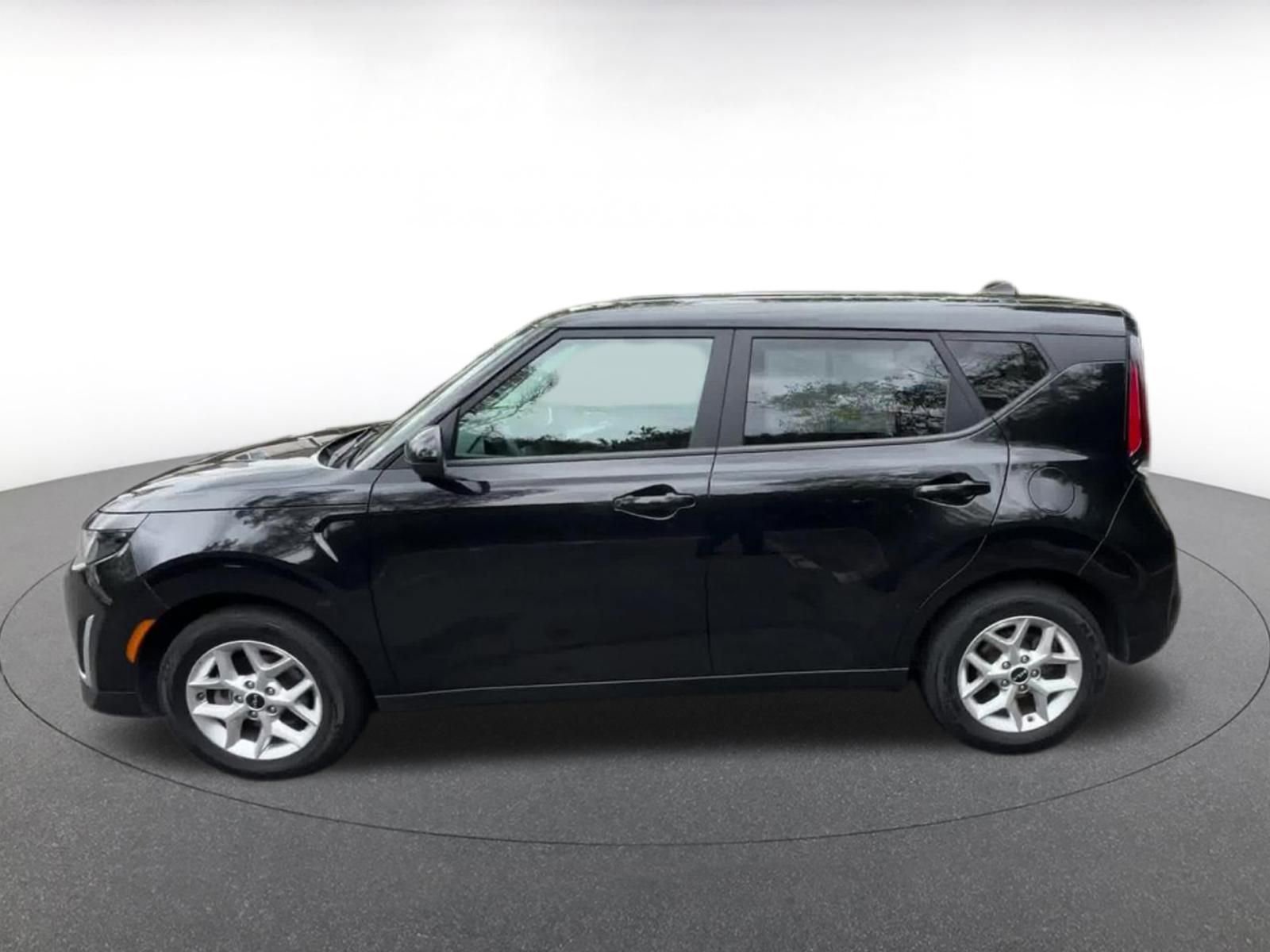 Used 2025 Kia Soul LX w/ LX Technology Package FWD image 9