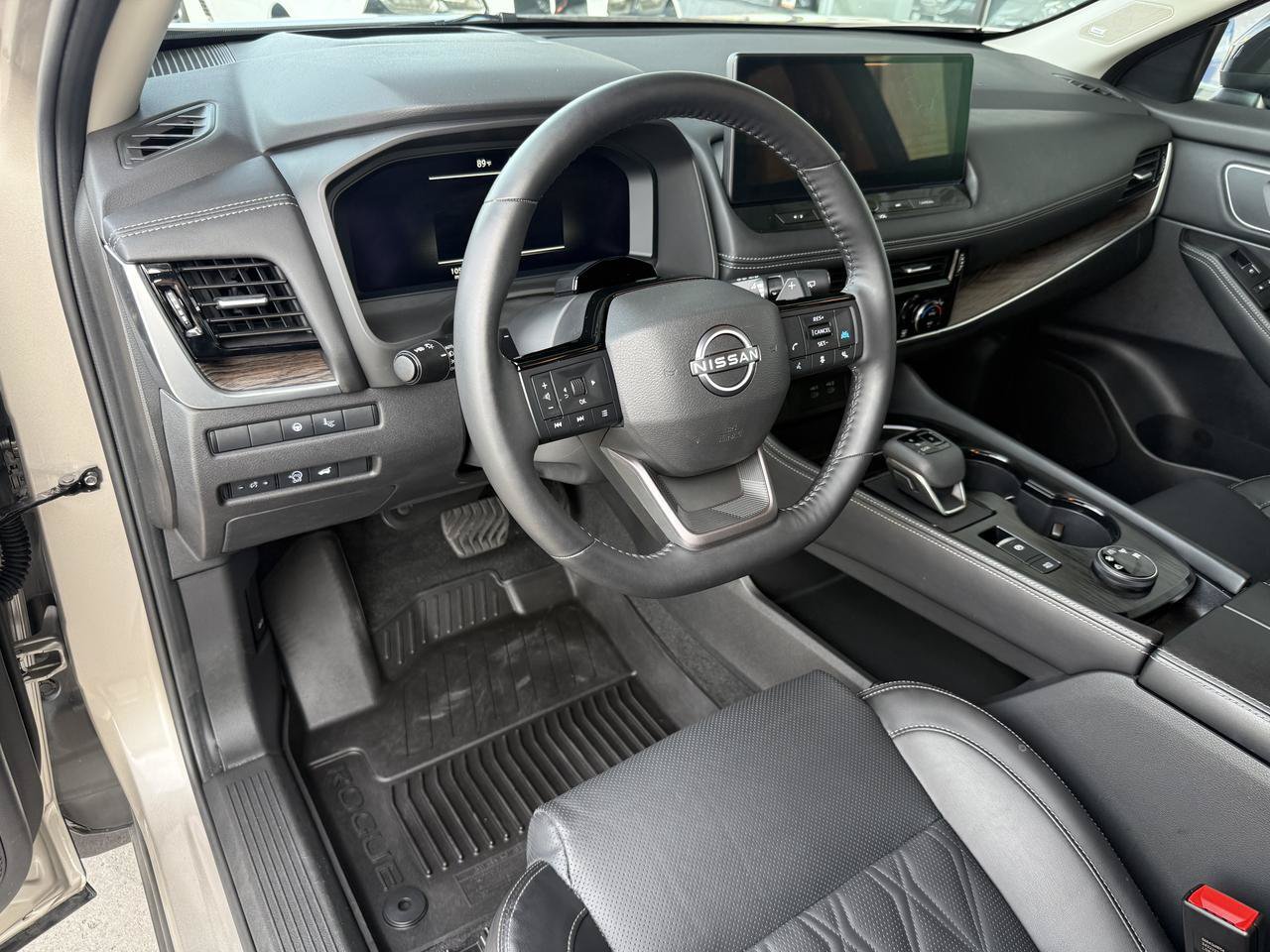 Used 2025 Nissan Rogue Platinum w/ Tech Package AWD/4WD image 13