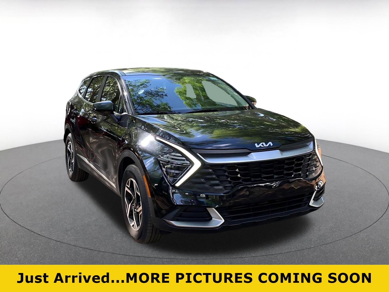 Used 2025 Kia Sportage LX image 1