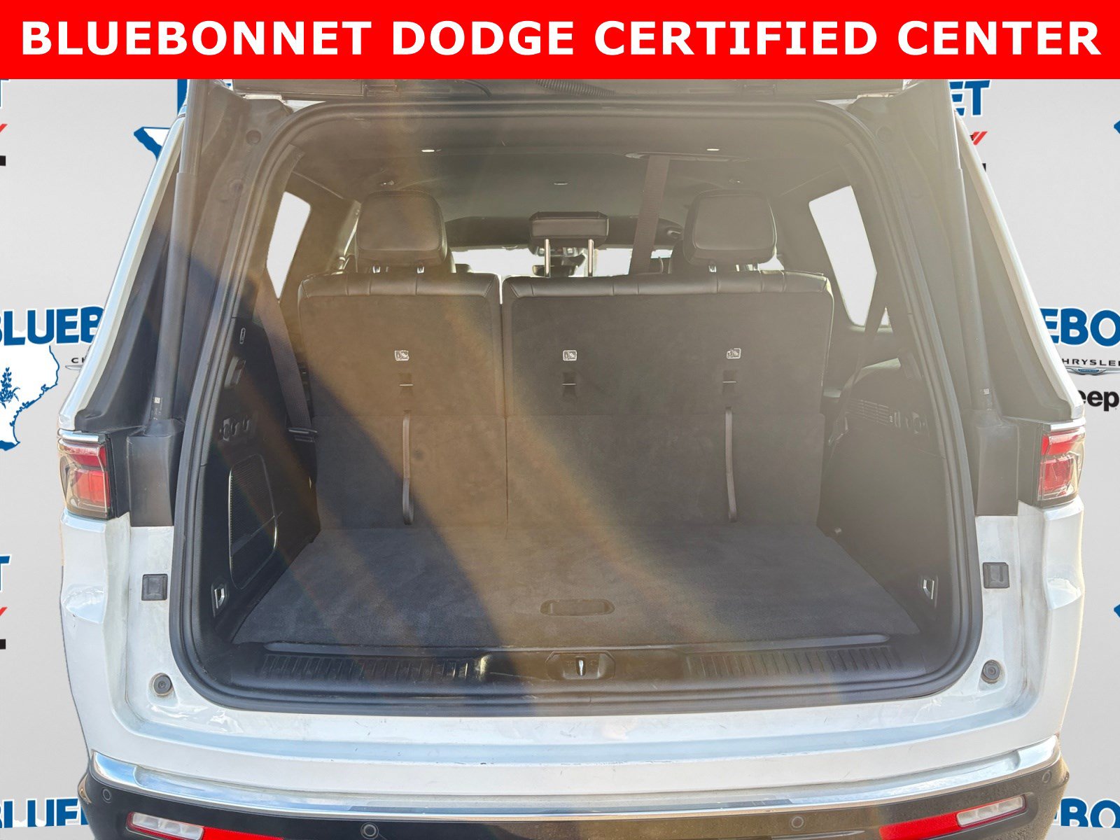 Used 2024 Jeep Wagoneer Series II w/ Flexible Seating Group RWD image 22