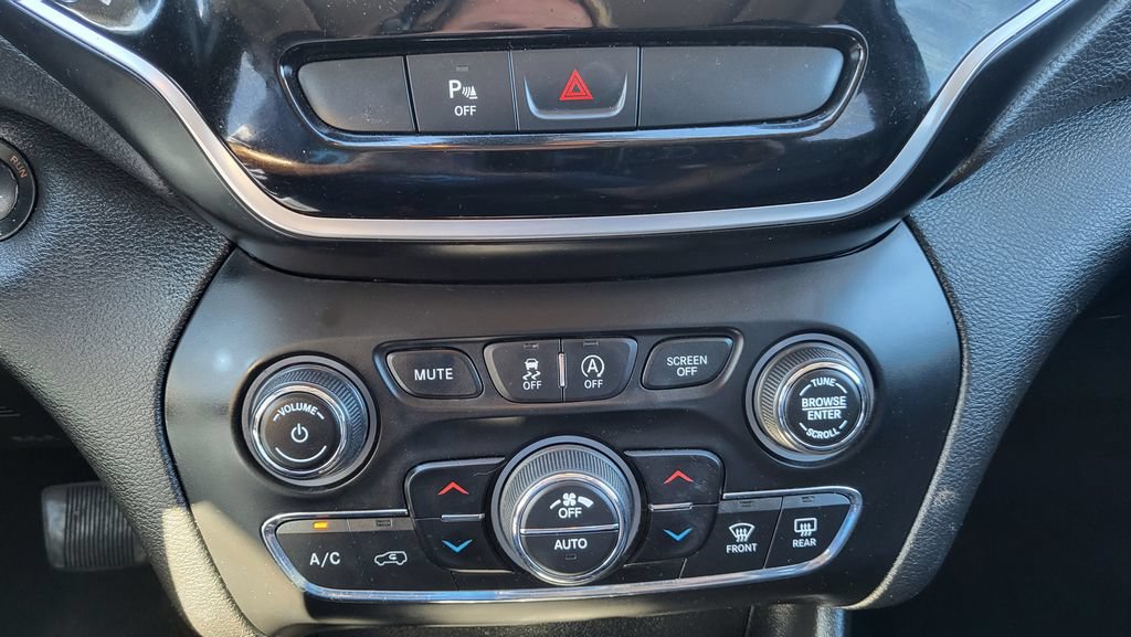 Used 2019 Jeep Cherokee Limited FWD image 35