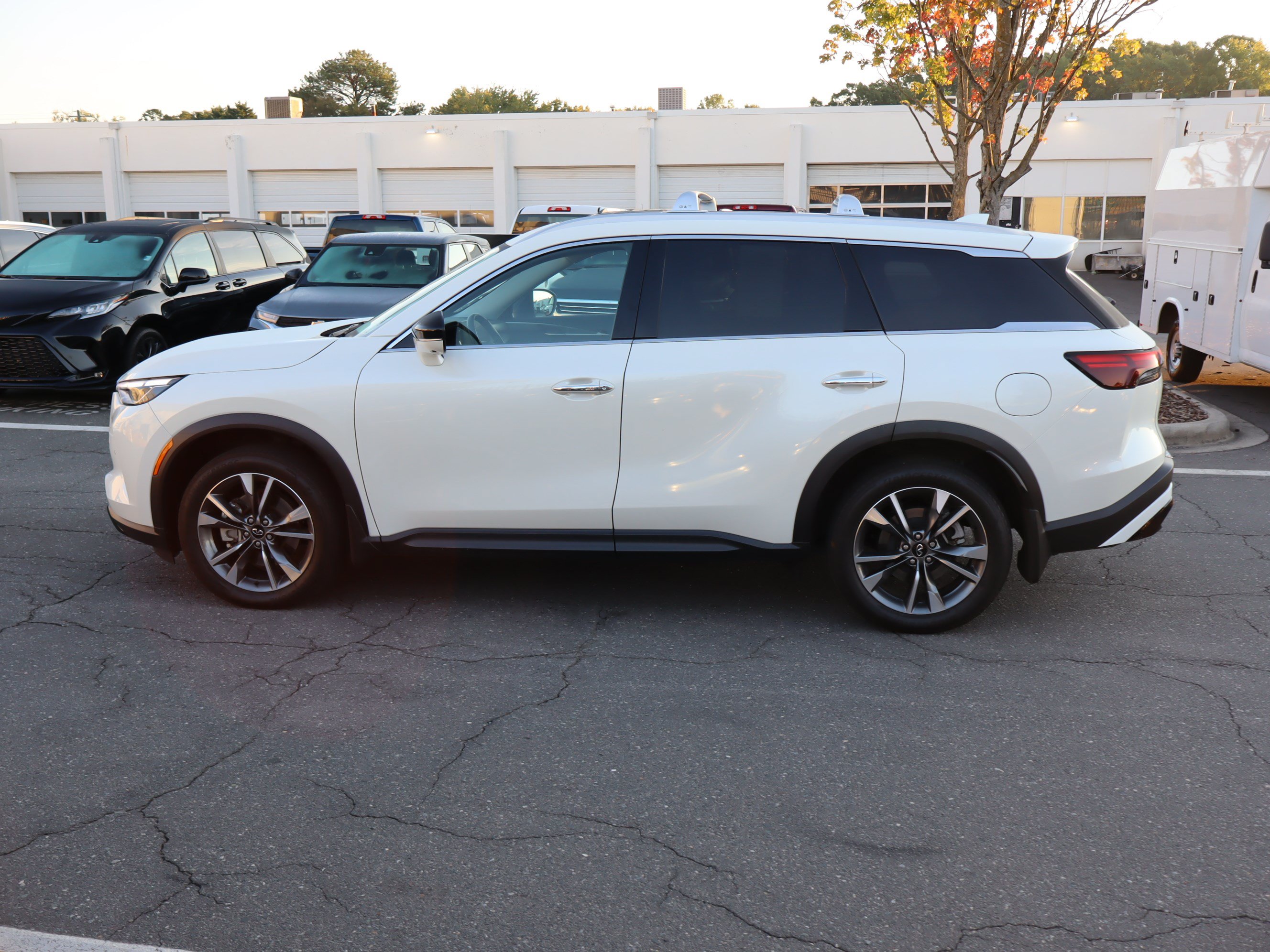 Used 2023 INFINITI QX60 Luxe w/ Cargo Package FWD image 7