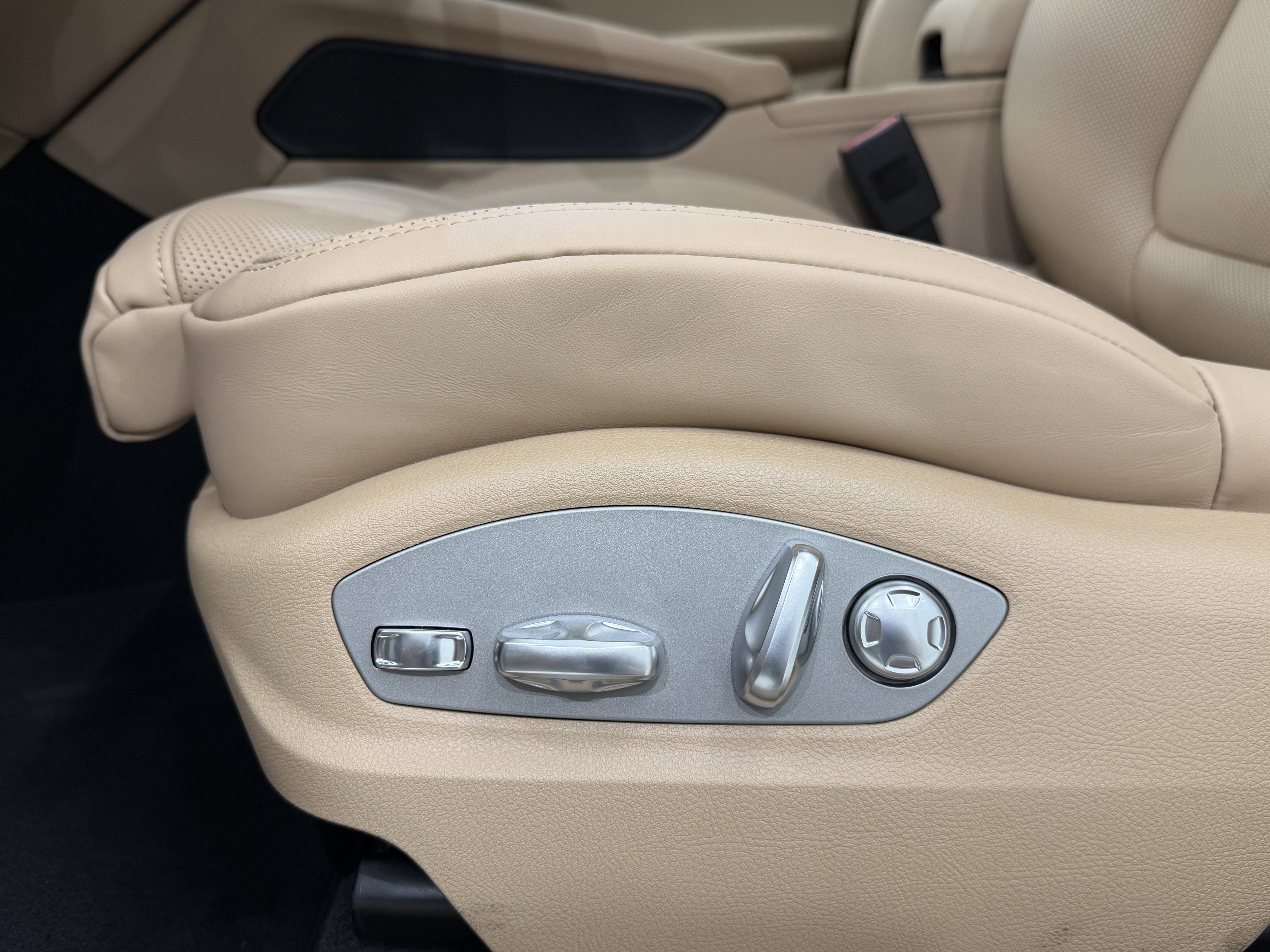 New 2026 Porsche Macan image 32