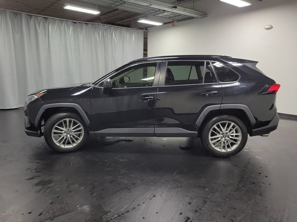 Used 2019 Toyota RAV4 LE FWD image 5
