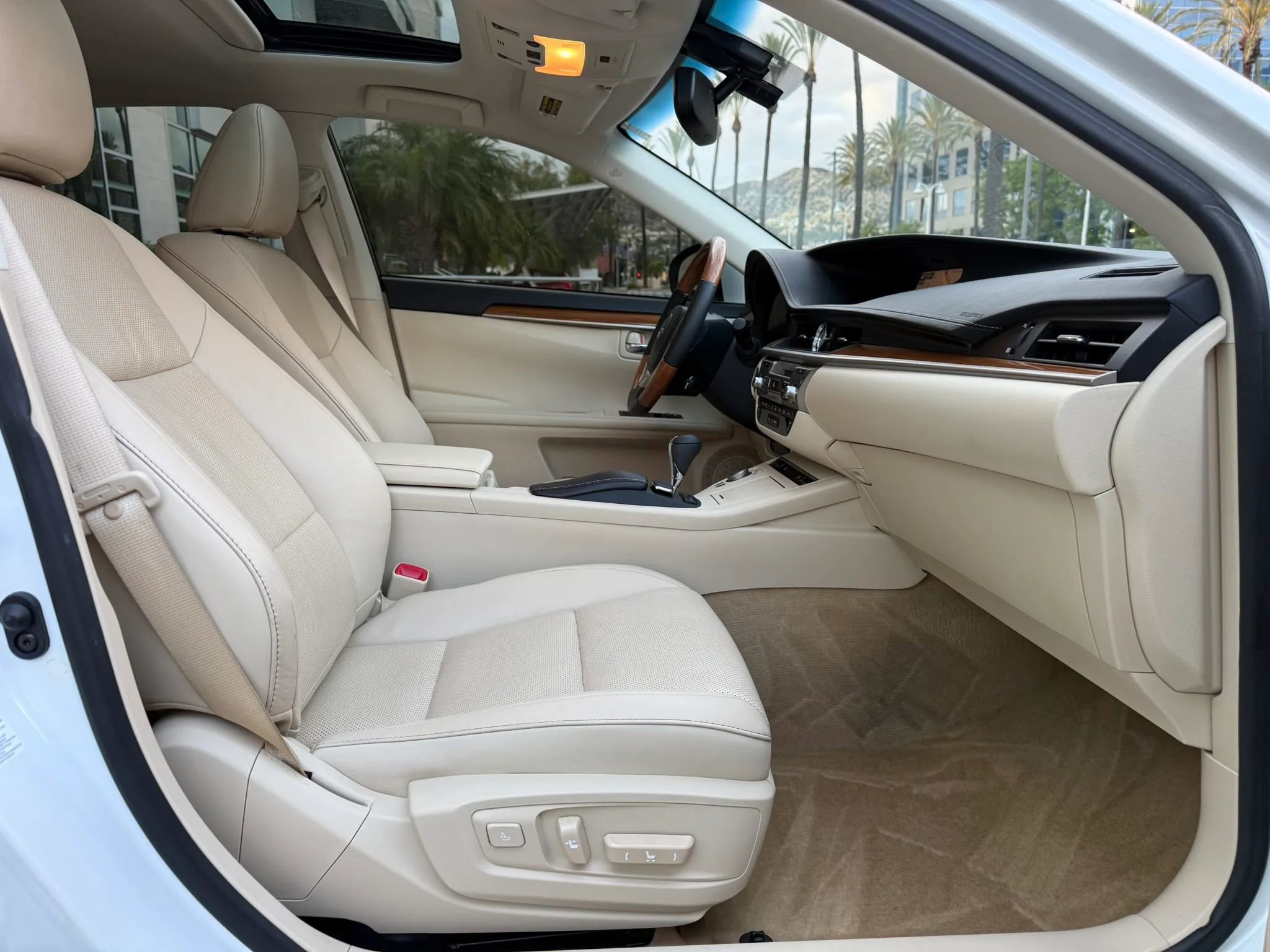 Used 2015 Lexus ES 300h w/ Navigation System Package FWD image 14