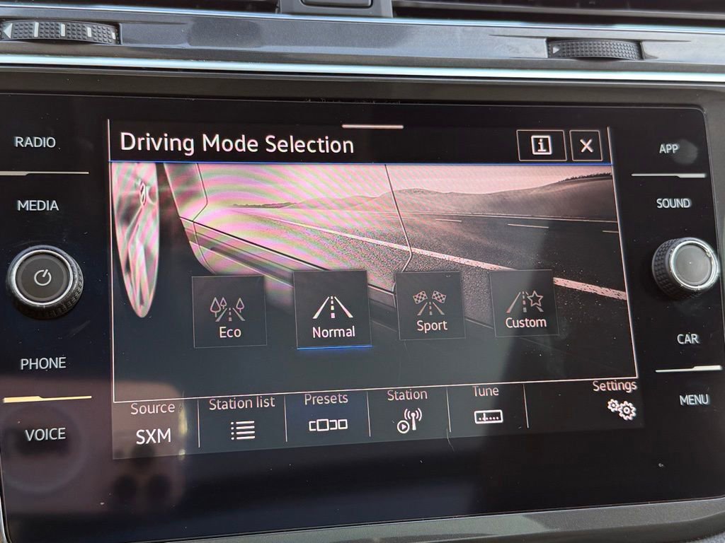 Used 2021 Volkswagen Tiguan SE w/ Panoramic Sunroof Package image 20